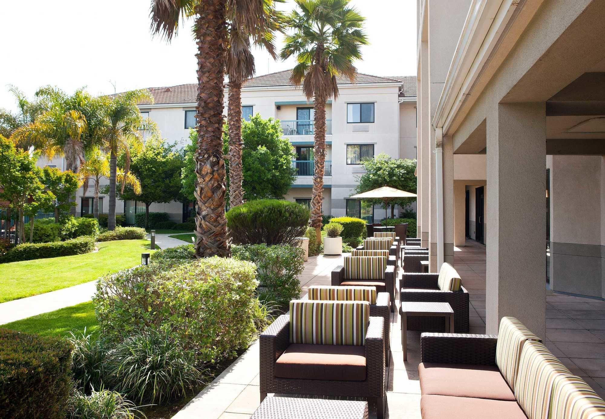 Courtyard By Marriott Oakland Airport Hotel Exterior photo