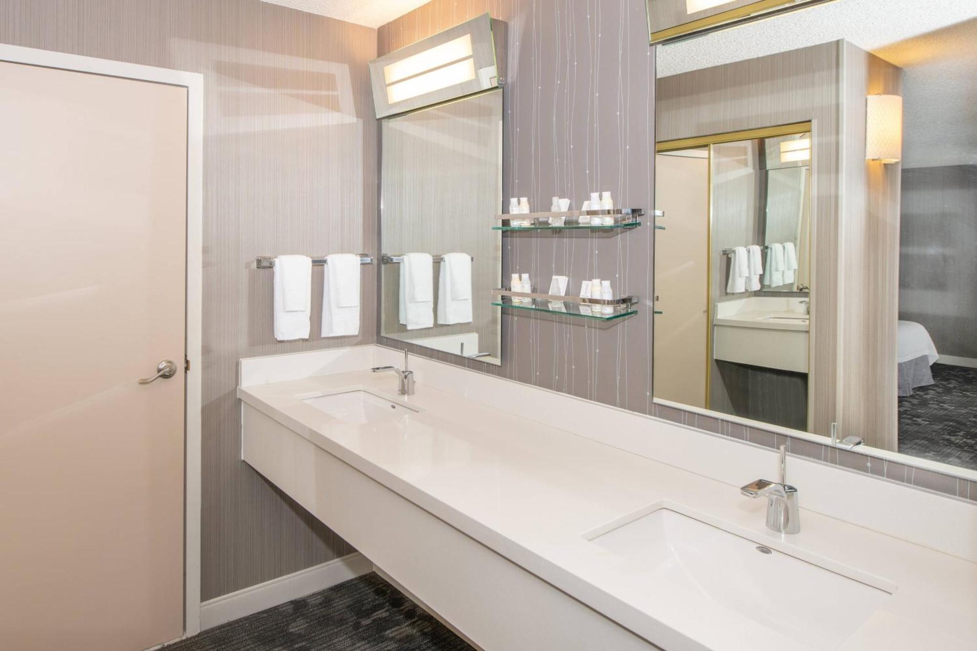 Courtyard By Marriott Oakland Airport Hotel Exterior photo