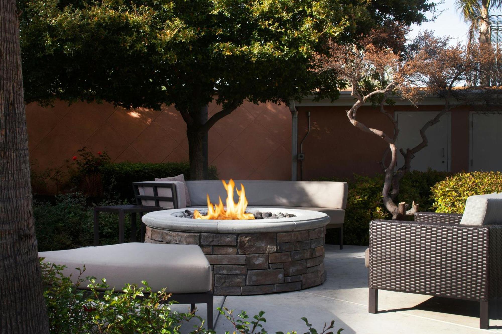 Courtyard By Marriott Oakland Airport Hotel Exterior photo