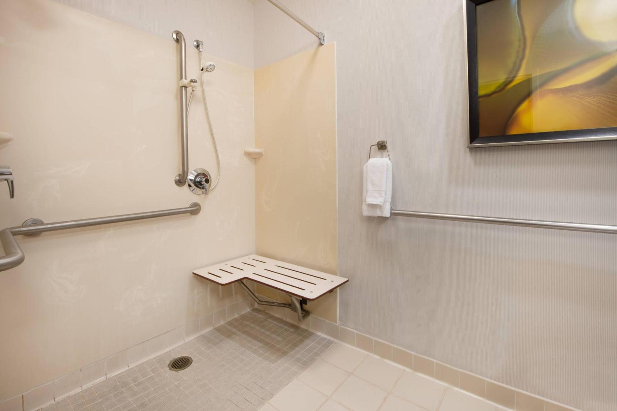 Courtyard By Marriott Oakland Airport Hotel Exterior photo