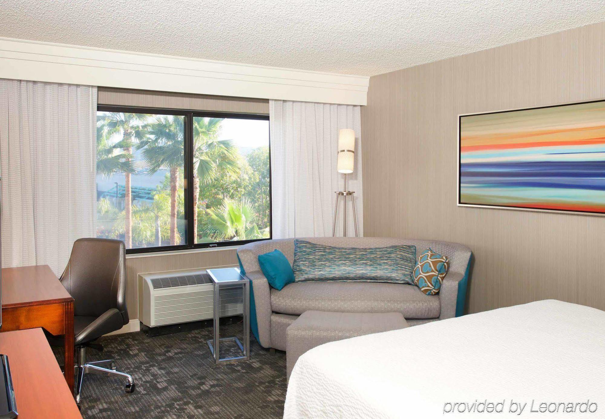 Courtyard By Marriott Oakland Airport Hotel Exterior photo