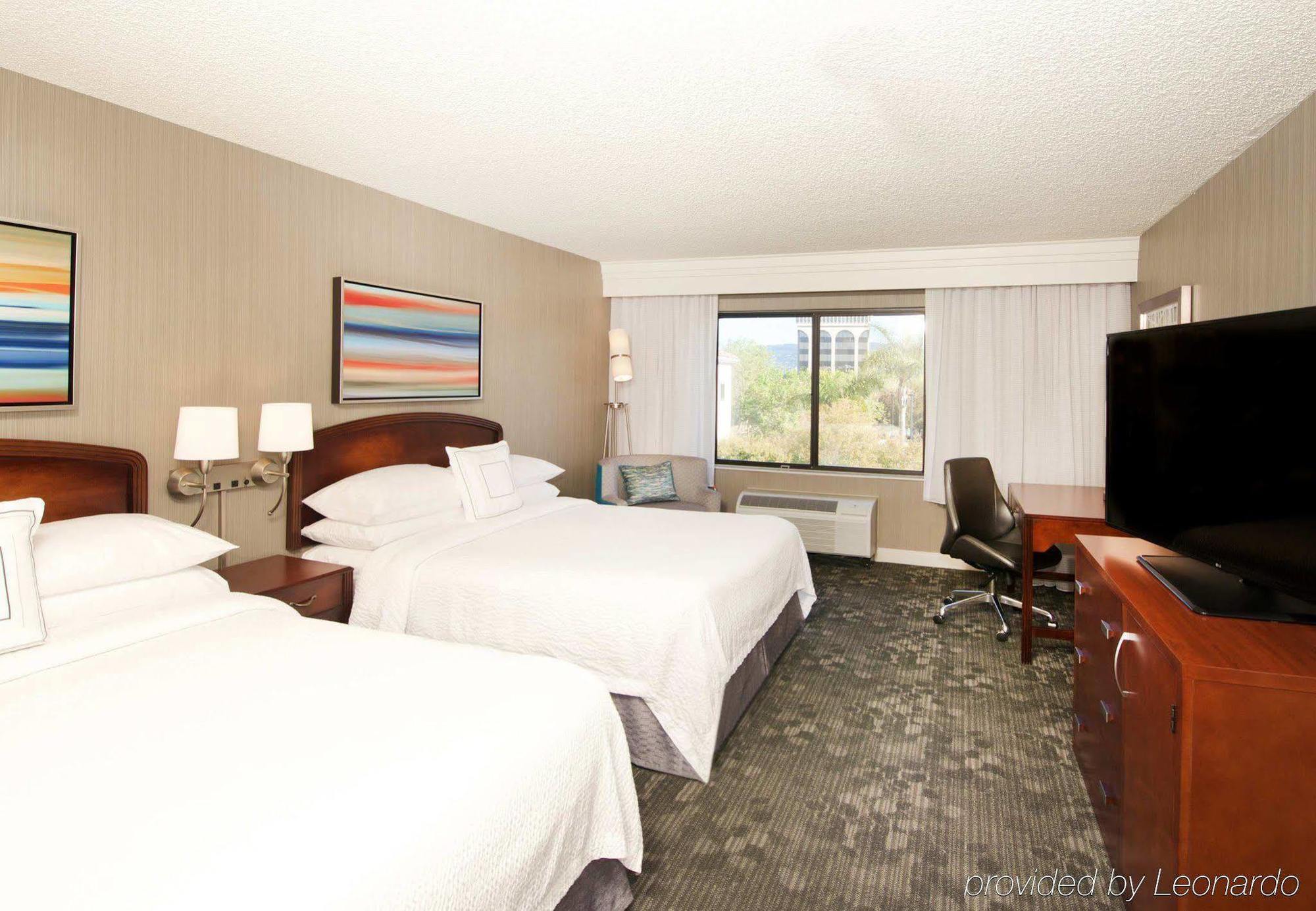 Courtyard By Marriott Oakland Airport Hotel Exterior photo