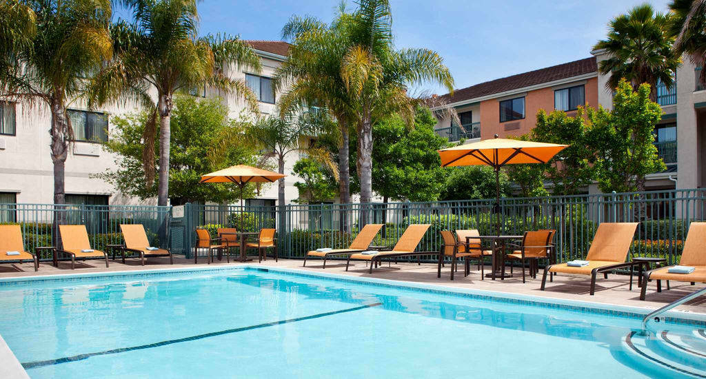 Courtyard By Marriott Oakland Airport Hotel Exterior photo