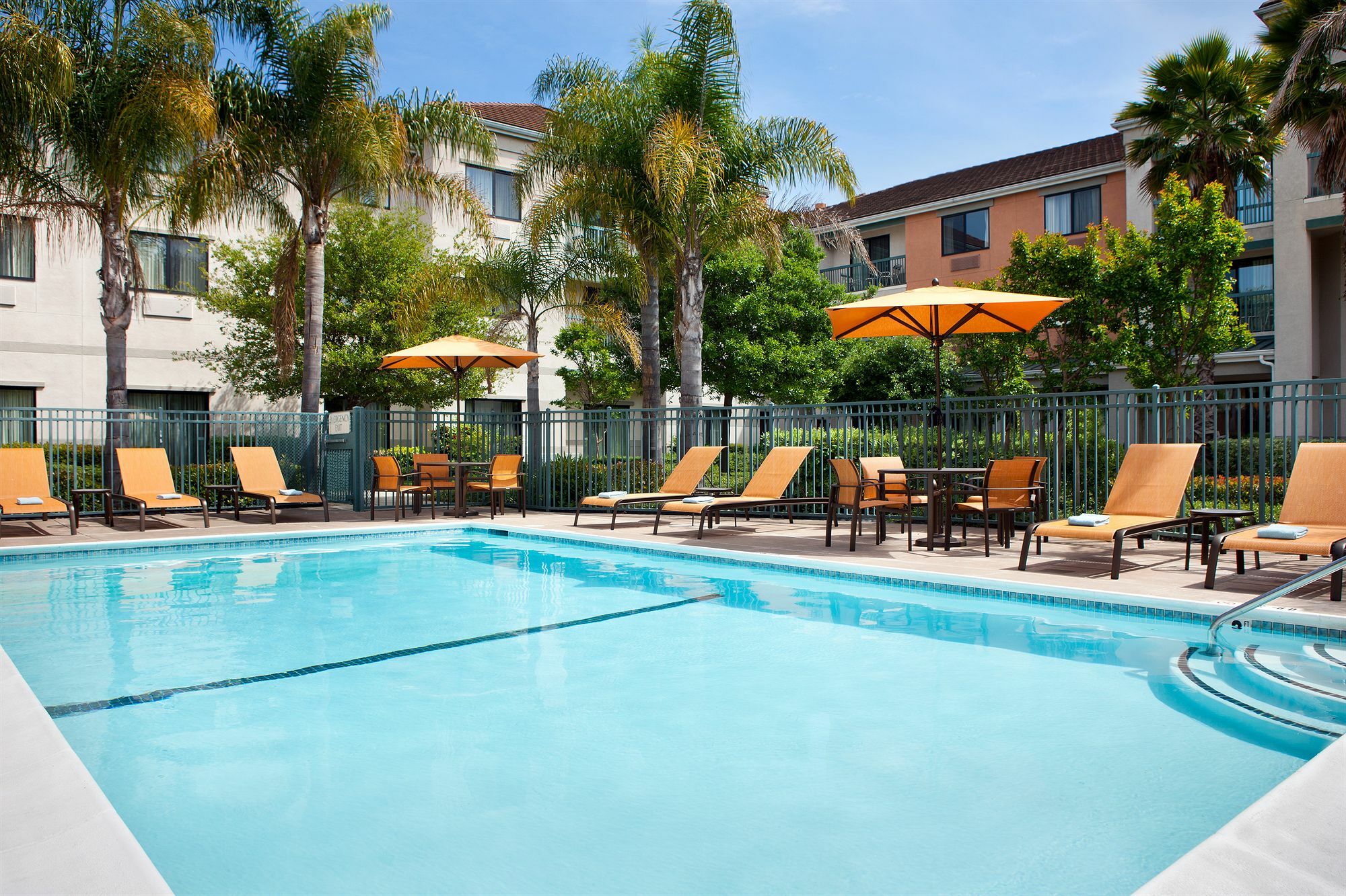 Courtyard By Marriott Oakland Airport Hotel Exterior photo